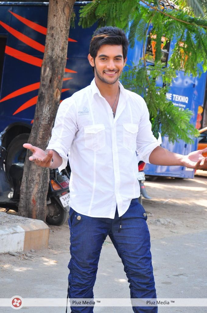 Aadi at Lovely Press Meet - Arrivals - Pictures | Picture 122206